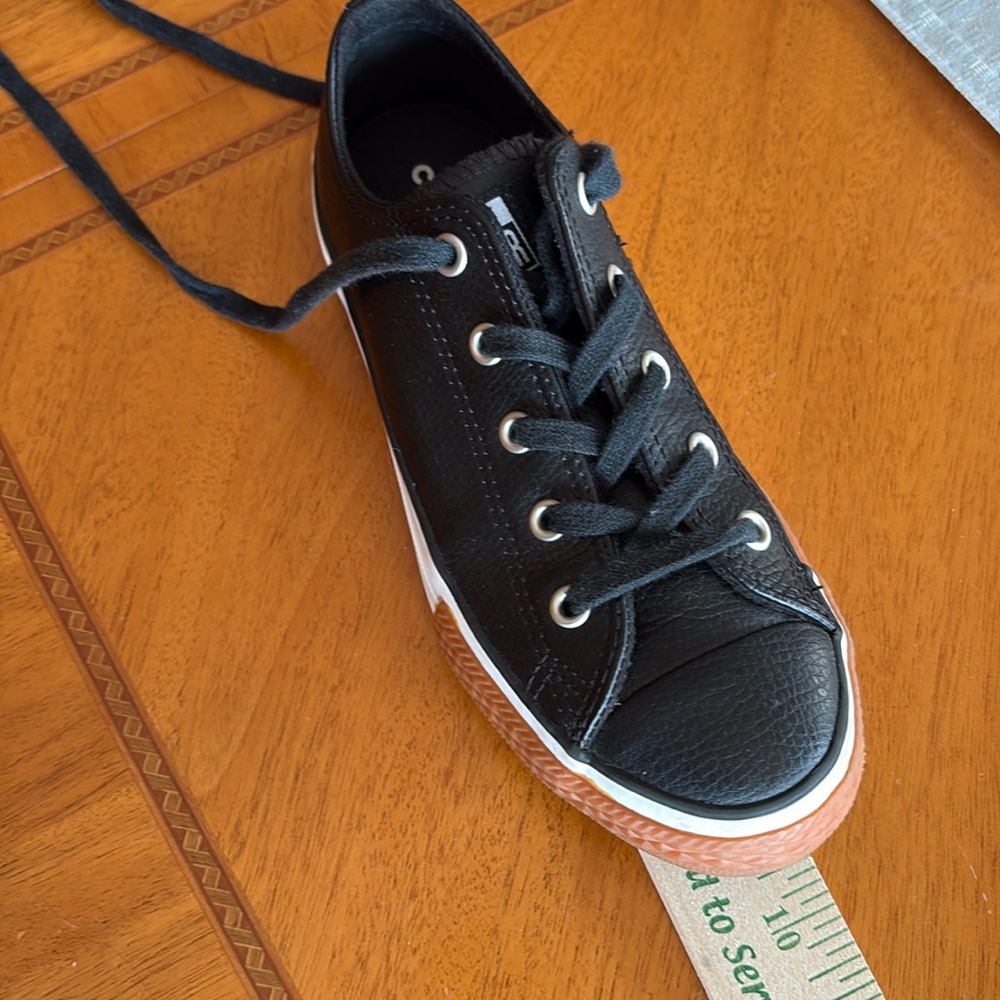 Converse  All Star Chuck Taylor Boys Leather Sneaker  Jr. US Sz:2 Black EUC - Picture 8 of 11